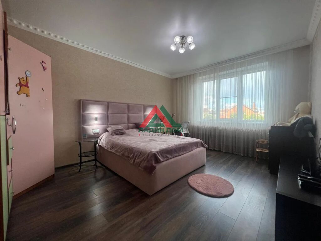 Дом, 240 м² на участке 12.7 сот.