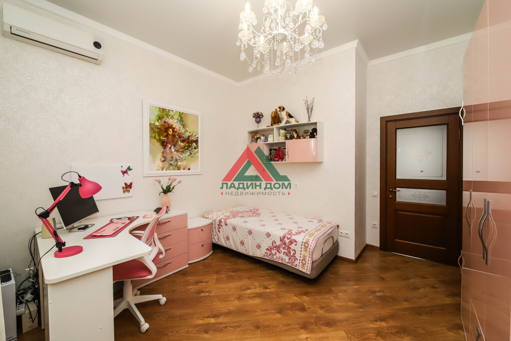 Дом, 187.1 м² на участке 4 сот.