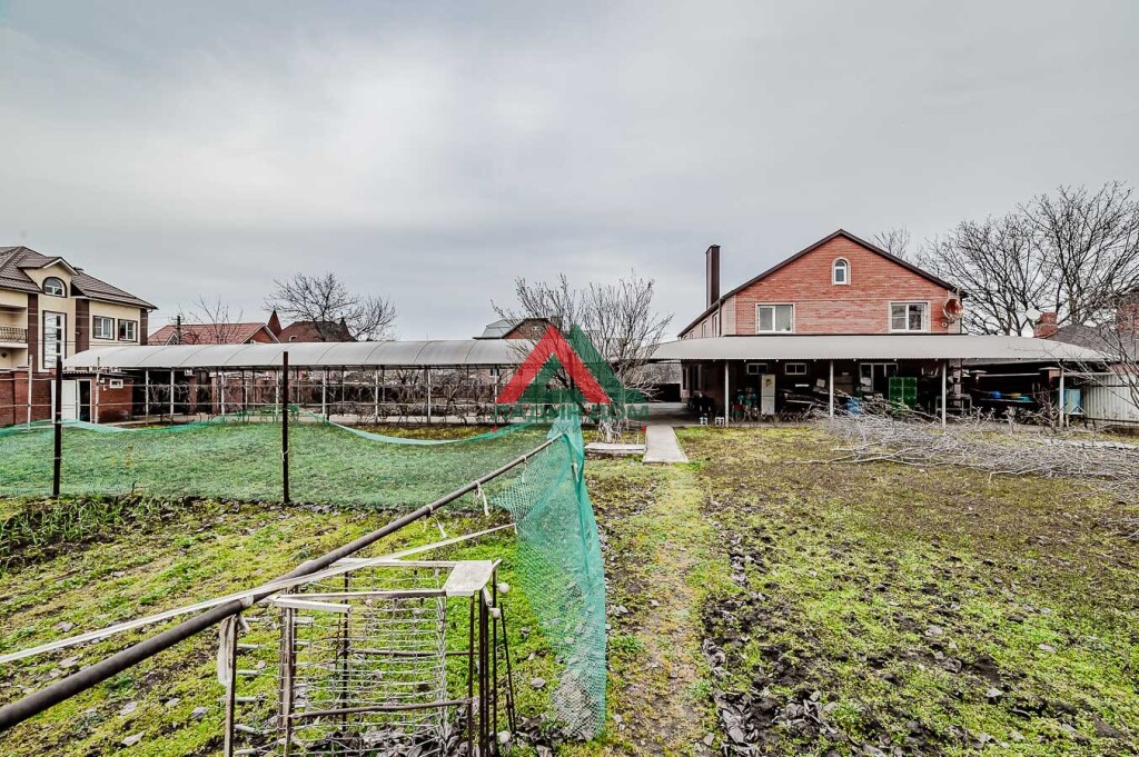 Дом, 263.4 м² на участке 8 сот.