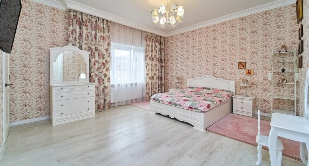 Дом, 341.9 м² на участке 8 сот.