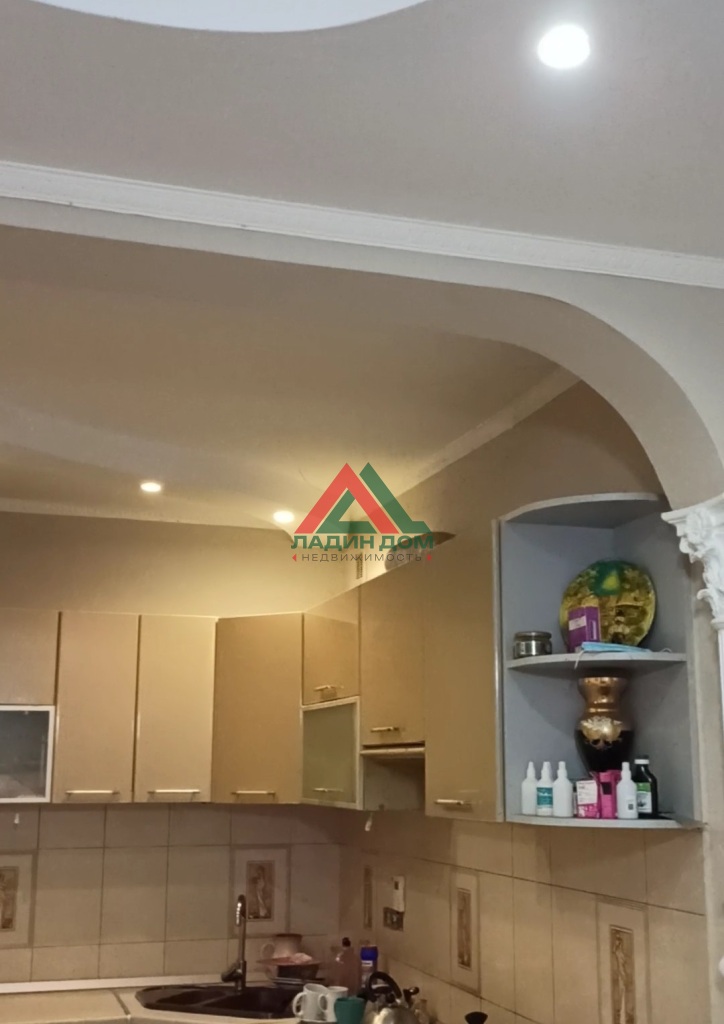 Дом, 250.3 м² на участке 8.3 сот.
