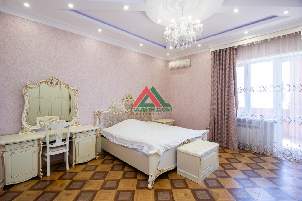 Дом, 650 м² на участке 5.4 сот.