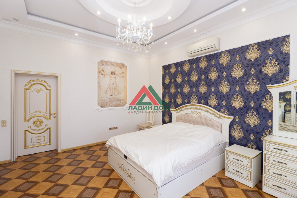 Дом, 650 м² на участке 5.4 сот.