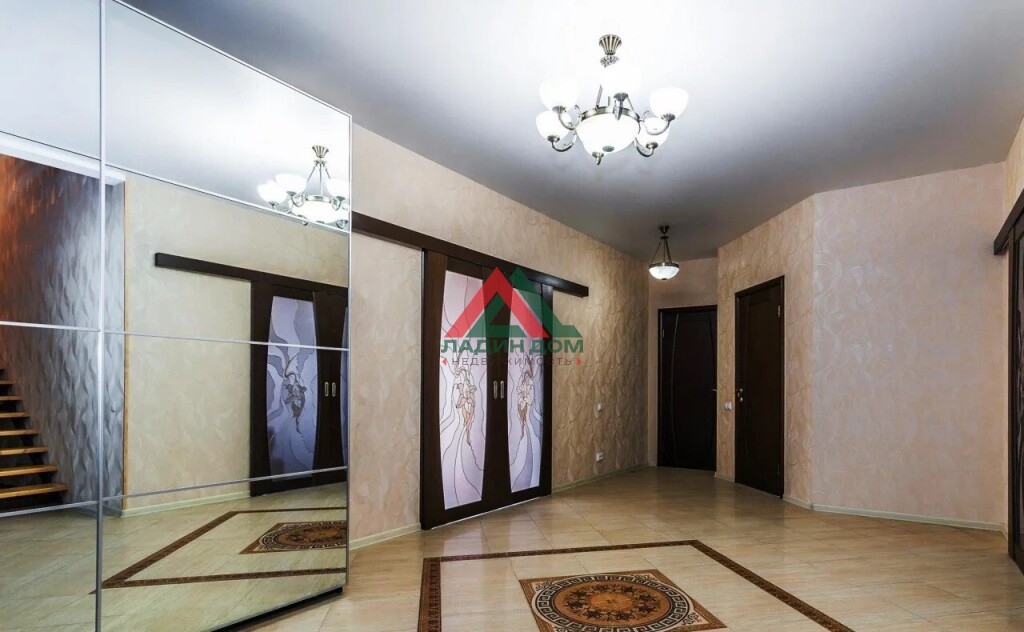 Дом, 383.6 м² на участке 10 сот.