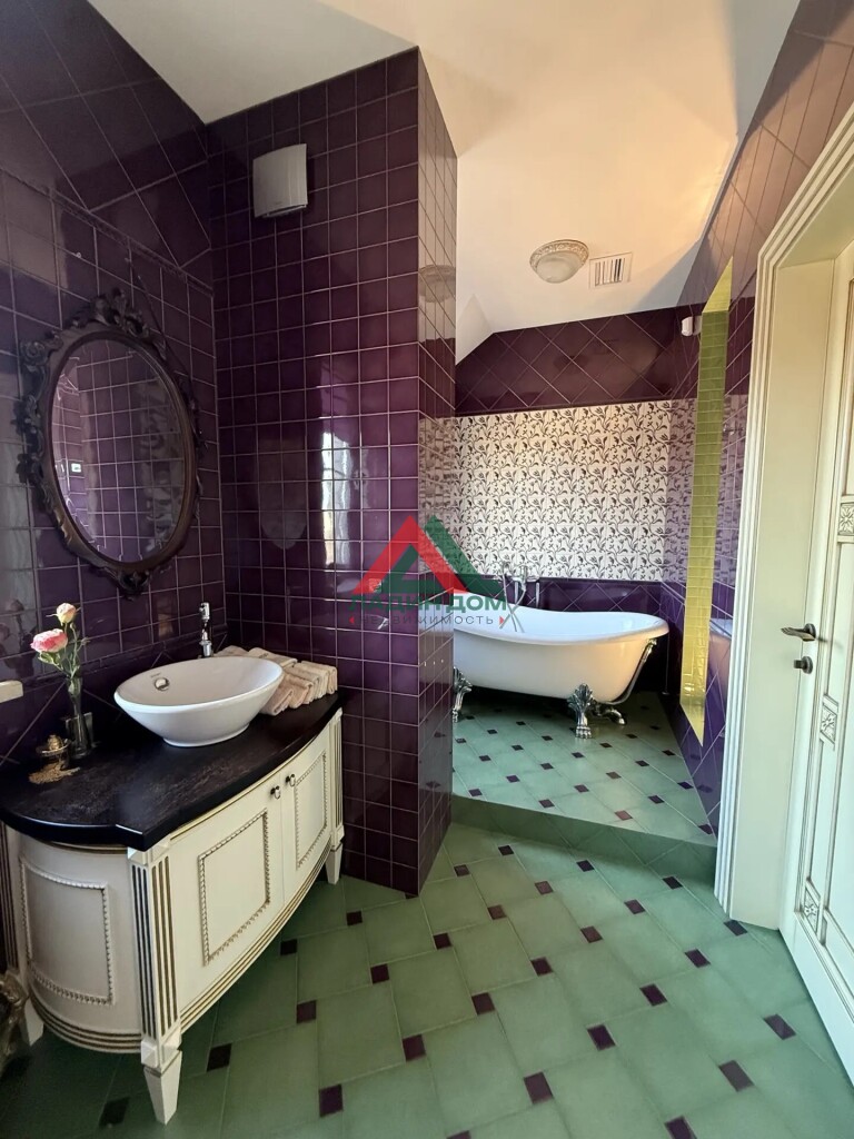 Дом, 256.5 м² на участке 8 сот.