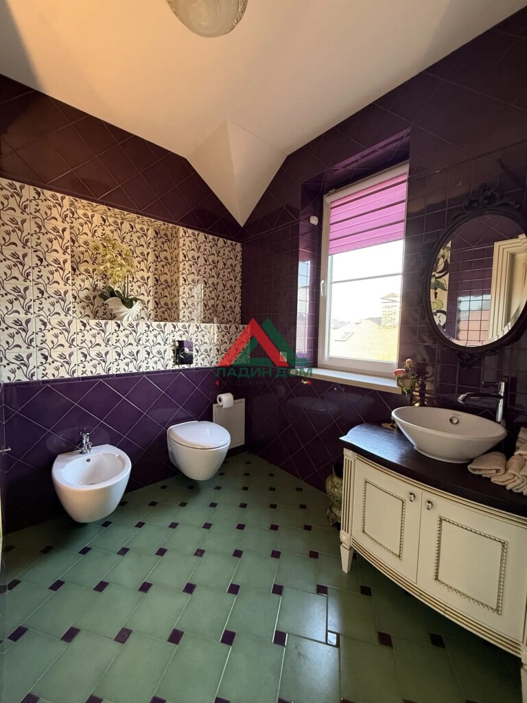 Дом, 256.5 м² на участке 8 сот.