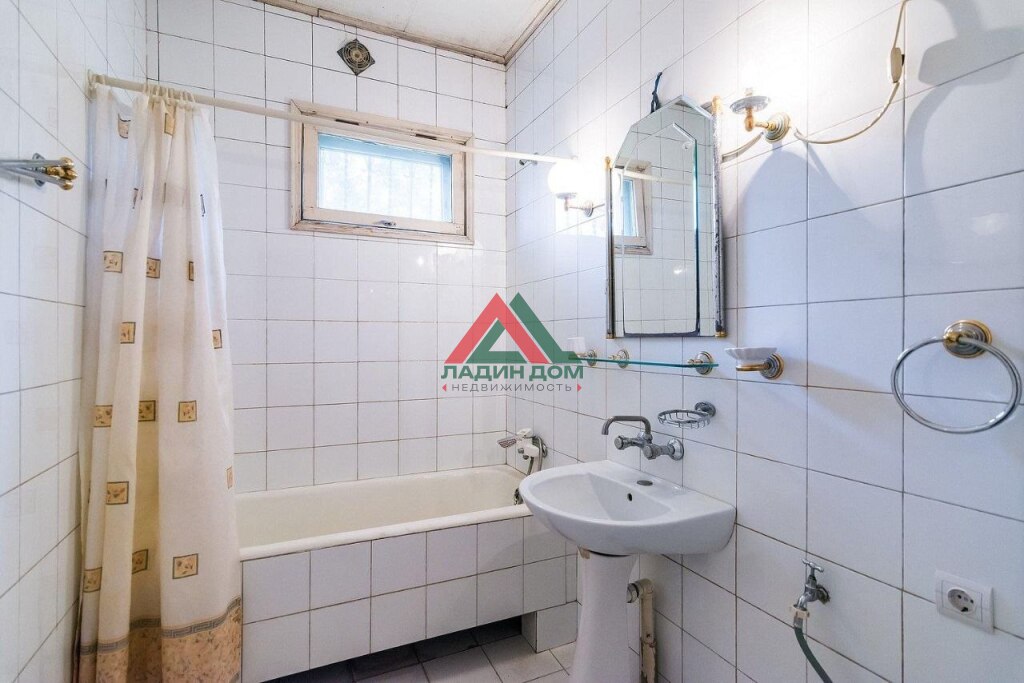Дом, 164.9 м² на участке 4.3 сот.